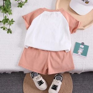 Détail à plat d'un ensemble en coton pour enfant avec t-shirt manches courtes et short