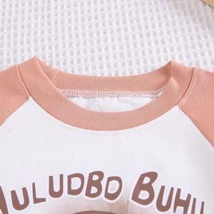 Détail de l'encolure ronde et des manches raglan de l'ensemble t-shirt en coton enfant