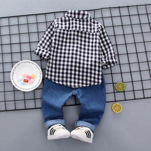 Completo casual da bambino con camicia a scacchi a maniche lunghe e pantaloni di denim