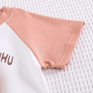 Détail des manches raglan et coutures doubles sur le t-shirt en coton pour enfant