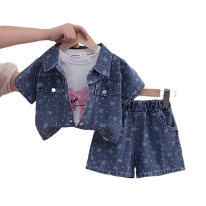 Ensemble d'été 3 pièces fille avec chemise en jean, t-shirt blanc et short assorti
