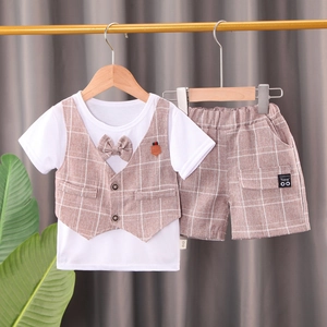 Ensemble d'été 2 pièces pour garçon avec gilet à carreaux, nœud papillon et short