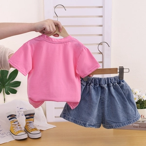 Completo estivo da bambina con t-shirt rosa e pantaloncini di jeans blu in stile principessa