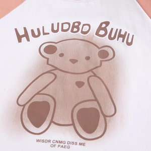 Gros plan du t-shirt enfant avec imprimé ours mignon et détails en coton de qualité