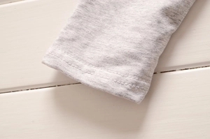 Détail de la couture à double aiguille sur le poignet en coton mélangé gris chiné