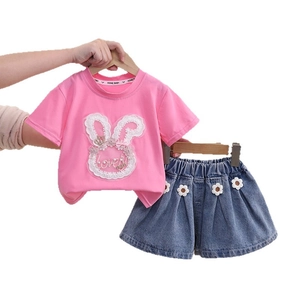 Completo estivo da bambina con maglietta rosa a coniglio e gonna di jeans a fiori