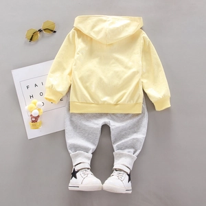 Ensemble sweat à capuche jaune enfant et jogging gris avec baskets blanches à étoiles