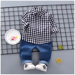 Completo bambino con camicia a quadri bianchi e neri e jeans in denim blu scuro