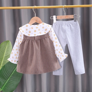 Ensemble automne pour enfant avec haut à rayures, col fleuri et pantalon gris décontracté