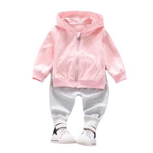 Ensemble veste à capuche rose de sport et pantalon gris pour petite fille avec chaussures