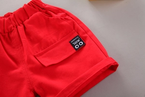 Detail der roten Kinder-Baumwollshorts mit elastischem Bund und modischer Tasche