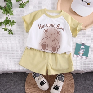 Ensemble d'été pour enfants en coton avec t-shirt ours jaune et short assorti