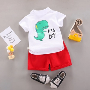 Flachbild von Baumwolle Kinder Sommer Set mit weißem Dinosaurier T-Shirt und roten Shorts