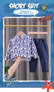 Vue détaillée d'une chemise rayée à motifs géométriques et d'un pantalon en denim enfant