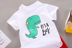 Detail eines weißen Polo-Shirts für Kinder mit grünem Dinosaurier-Druck aus Baumwolle