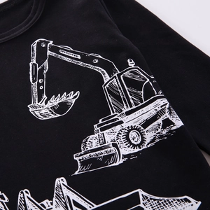Vue détaillée de l'imprimé excavatrice blanche sur un pull en coton noir pour garçons