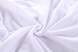 Gros plan du tissu en coton tricoté blanc doux pour l'ensemble formel à manches courtes