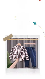 Détail d'une chemise à rayures pour garçon avec motif d'arbres et jean bleu classique