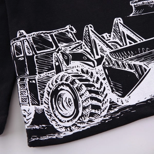 Gros plan sur l'imprimé tractopelle blanc d'un sweat-shirt noir pour garçons