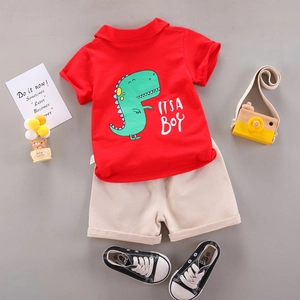Flachbild von rotem Baumwoll-Dinosaurier-T-Shirt und beigen Shorts mit Stoffschuhen