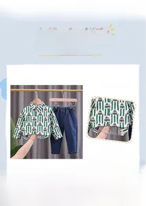 Détails de l'ourlet de la chemise rayée de Noël et coutures du pantalon en jean enfant