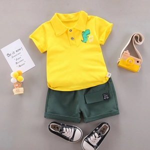 Kinder Baumwollset mit gelbem Dinosaurier-Poloshirt und dunkelgrünen Shorts