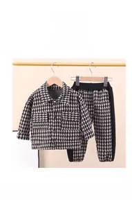 Gros plan d'un ensemble deux pièces pour garçon avec veste et pantalon à pied-de-poule