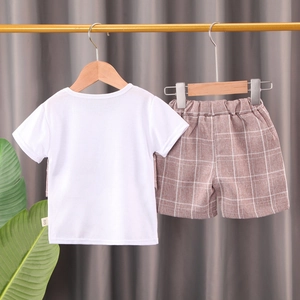 Ensemble d'été pour garçons avec T-shirt blanc et short à carreaux marron sur cintre