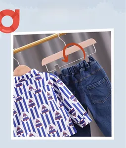 Détail du pantalon en jean pour enfant avec taille élastique pour plus de confort