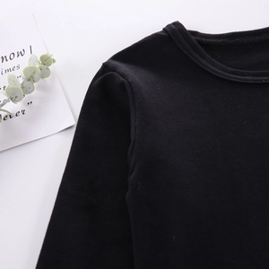 Détail de l'encolure à double couture renforcée sur un sweat-shirt noir en coton pour garçon