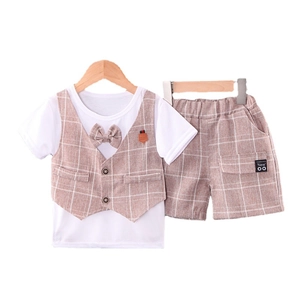 Ensemble chic deux pièces pour garçon avec t-shirt blanc, gilet écossais et short