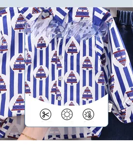 Détail d'une chemise rayée avec motifs d'arbres et d'un jean bleu classique pour garçons