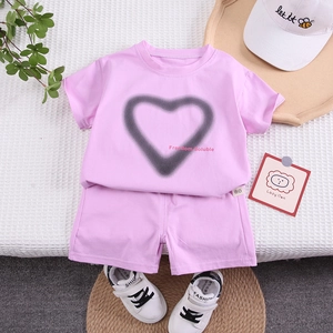 Completo estivo da bambina in rosa con t-shirt stampa cuore e pantaloncini morbidi