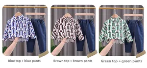 Détails de l'ensemble chemise rayée et jean pour enfant en trois coloris différents
