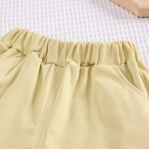 Détail du short en coton jaune clair pour enfant avec taille élastique et poches