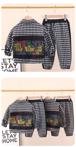 Détail du dos de la veste à carreaux pour garçon avec imprimé lettres et motif pied-de-poule