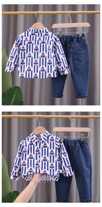Détail de chemise à rayures pour enfants et ensemble jean à taille élastique