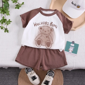 Ensemble d'été en coton pour enfants avec t-shirt raglan ours et short marron assorti