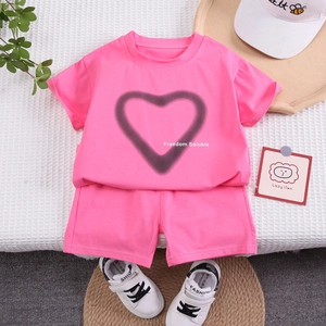 Set estivo da bambina rosa acceso con T-shirt stampa cuore e pantaloncini morbidi