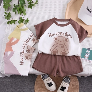 Détail d'ensembles d'été en coton pour enfants avec ours cartoon en quatre coloris