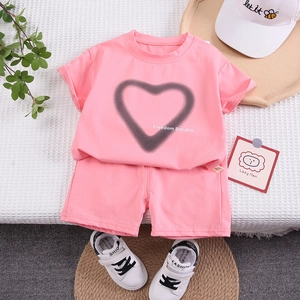 Completo estivo da bambina in cotone rosa con t-shirt con cuore e pantaloncini morbidi