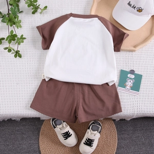 Vue détaillée de l'ensemble d'été en coton avec t-shirt à manches courtes et short marron
