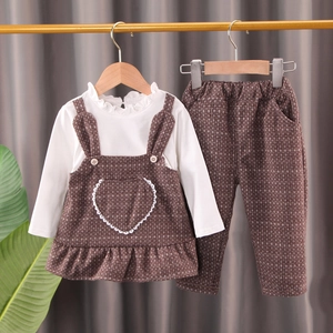Ensemble deux pièces fille à carreaux avec chemise blanche à volants et dentelle cœur