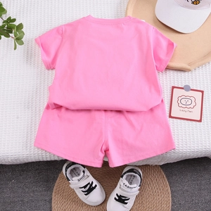 Ensemble t-shirt et short rose en coton pour fille présenté avec décorations