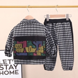 Ensemble deux pièces pour garçon avec veste à carreaux et pantalon de jogging assorti