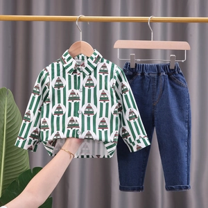 Ensemble garçon avec chemise à rayures sapins de Noël et pantalon en jean bleu