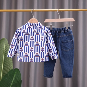 Ensemble garçon avec chemise à manches longues rayée bleue et pantalon en jean