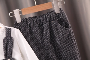 Détail du pantalon à carreaux gris pour enfant avec taille élastique et texture de tissu