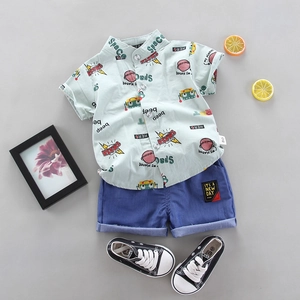 Completo estivo da bambino con camicia verde menta a fumetti e pantaloncini blu