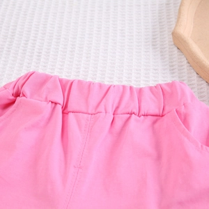 Détail du short en coton rose montrant la taille élastique et les coutures